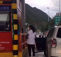 ����һ�������շ�վż����Ů�³����ѣ���һĻ������Ц���� ...